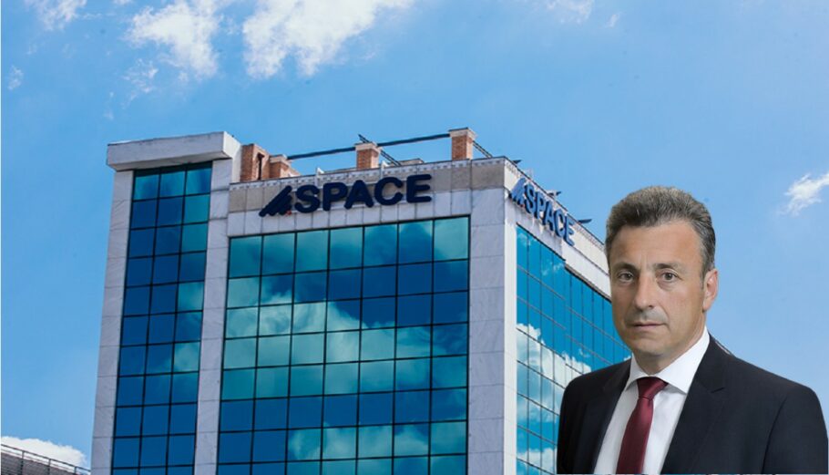 Ο CEO της Space Hellas Ιωάννης Μερτζάνης με φόντο το κτίριο της εταιρείας @ space.gr / EnergyGame.gr