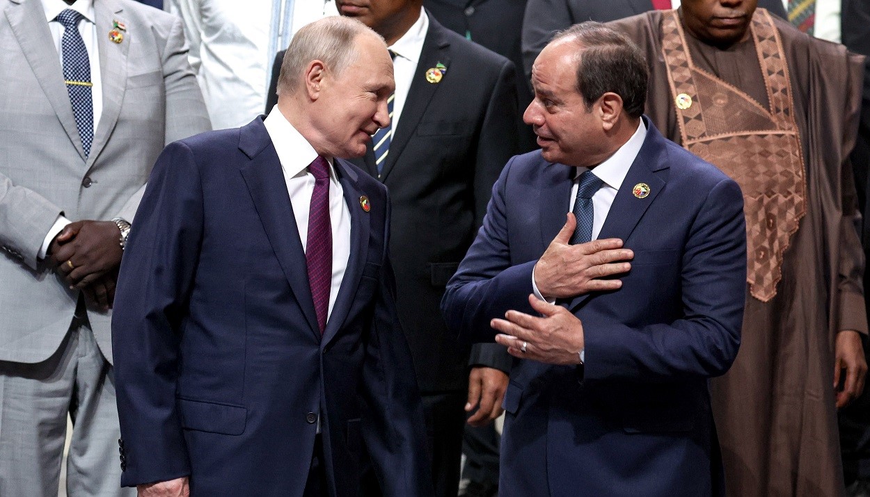 Ο Ρώσος πρόεδρος Βλαντίμιρ Πούτιν και ο Αιγύπτιος πρόεδρος Αμπνέλ Φατάχ αλ-Σίσι © EPA/SERGEI BOBYLEV / TASS HOST PHOTO AGENCY/ HANDOUT