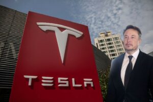 O Έλον Μασκ με φόντο τα κεντρικά γραφεία της Tesla στην Κίνα © EPA/MICHAEL REYNOLDS / ROMAN PILIPEY / EnergyGame.gr