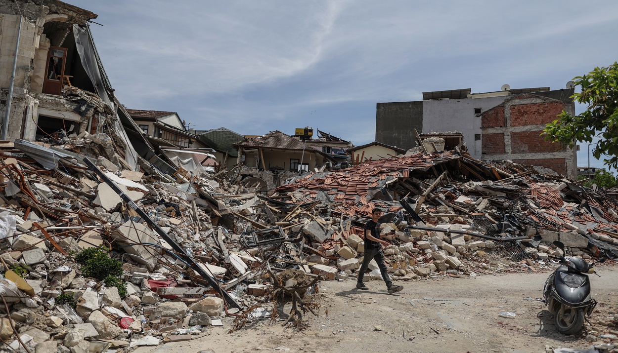 Συντρίμμια από τον σεισμό στην Τουρκία © EPA/ERDEM SAHIN