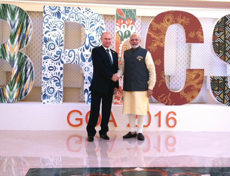 Ο πρωθυπουργός της Ινδίας Ναρέντρα Μόντι και ο Ρώσος πρόεδρος Βλαντιμίρ Πούτιν στην 8η συνόδου κορυφής των BRICS το 2016 © EPA/MIKHAIL METZEL/SPUTNIK/GOVERMENT MANDATORY CREDIT