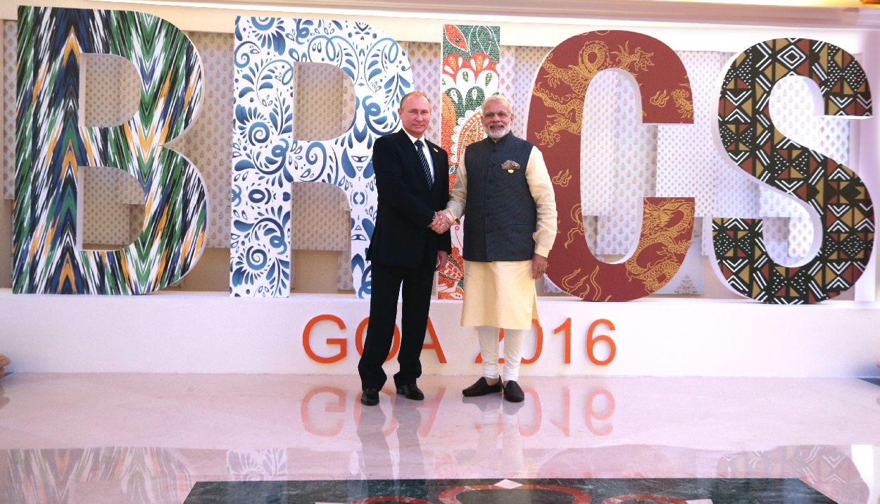 Ο πρωθυπουργός της Ινδίας Ναρέντρα Μόντι και ο Ρώσος πρόεδρος Βλαντιμίρ Πούτιν στην 8η συνόδου κορυφής των BRICS το 2016 © EPA/MIKHAIL METZEL/SPUTNIK/GOVERMENT MANDATORY CREDIT