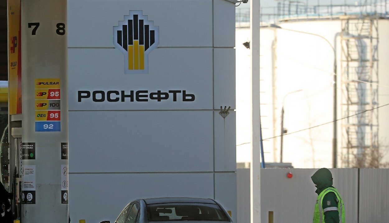Πρατήριο καυσίμων της Rosneft© EPA/MAXIM SHIPENKOV
