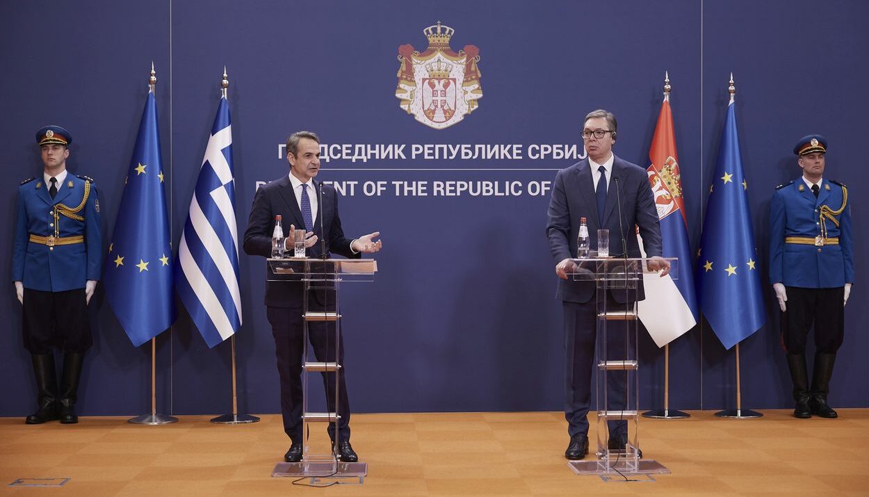 Ο πρωθυπουργός, Κυριάκος Μητσοτάκης (μαζί με τον Πρόεδρο της Σερβίας, Αλεξάνταρ Βούτσιτς © ΑΠΕ-ΜΠΕ/ΓΡΑΦΕΙΟ ΤΥΠΟΥ ΠΡΩΘΥΠΟΥΡΓΟΥ/ΔΗΜΗΤΡΗΣ ΠΑΠΑΜΗΤΣΟΣ
