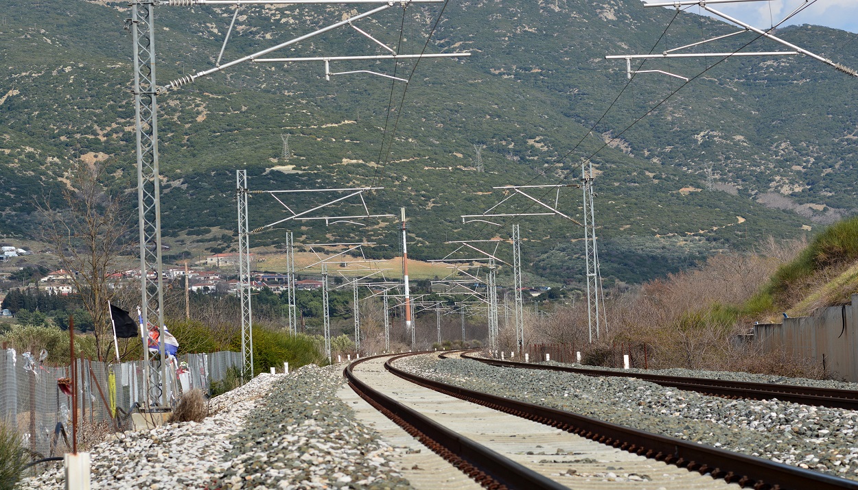 Σιδηροδρομικές γραμμές στα Τέμπη © ΑΠΕ-ΜΠΕ/ΑΠΕ-ΜΠΕ/ΑΠΟΣΤΟΛΗΣ ΝΤΟΜΑΛΗΣ