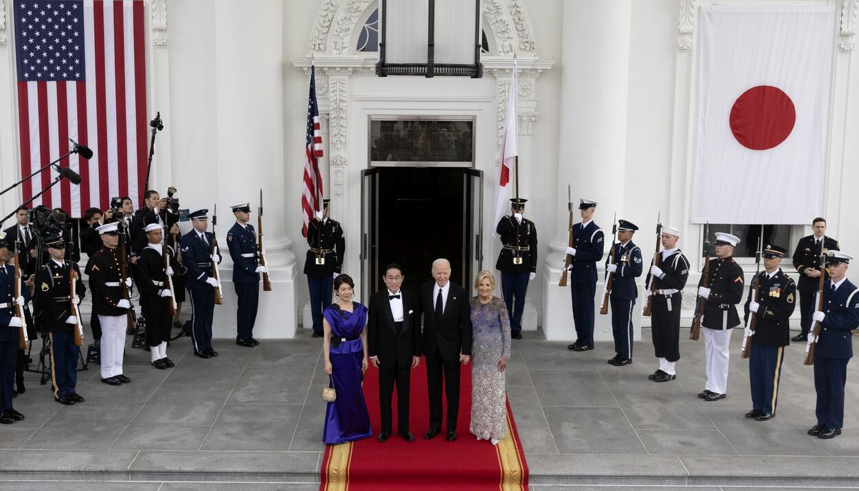 Ο πρόεδρος των ΗΠΑ Τζο Μπάιντεν, ο πρωθυπουργός της Ιαπωνίας Φούμιο Κισίντα, η σύζυγος του πρωθυπουργού της Ιαπωνίας Γιούκο Κισίντα και η Πρώτη Κυρία των ΗΠΑ Τζιλ Μπάιντεν © EPA/MICHAEL REYNOLDS EPA-EFE/MICHAEL REYNOLDS