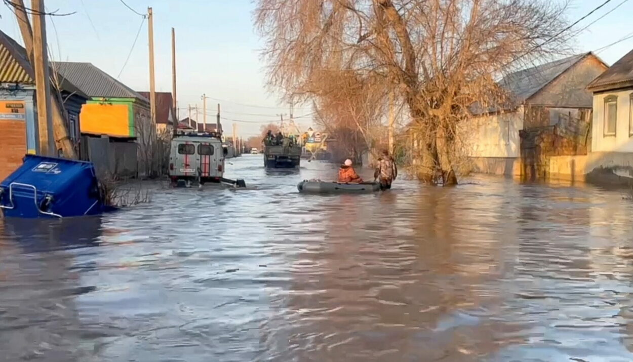 Πλημμύρες στη Ρωσία © EPA/RUSSIAN EMERGENCY SITUATIONS MINISTRY PRESS SERVICE
