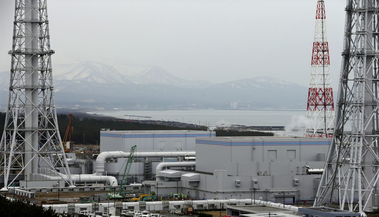 Τα κτίρια των αντιδραστήρων στον πυρηνικό σταθμό Kashiwazaki Kariwa της Tokyo Electric Power Co στην Ιαπωνία© EPA/KIMIMASA MAYAMA