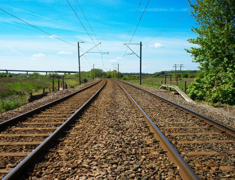 Σιδηροδρομικές γραμμές © Pexels