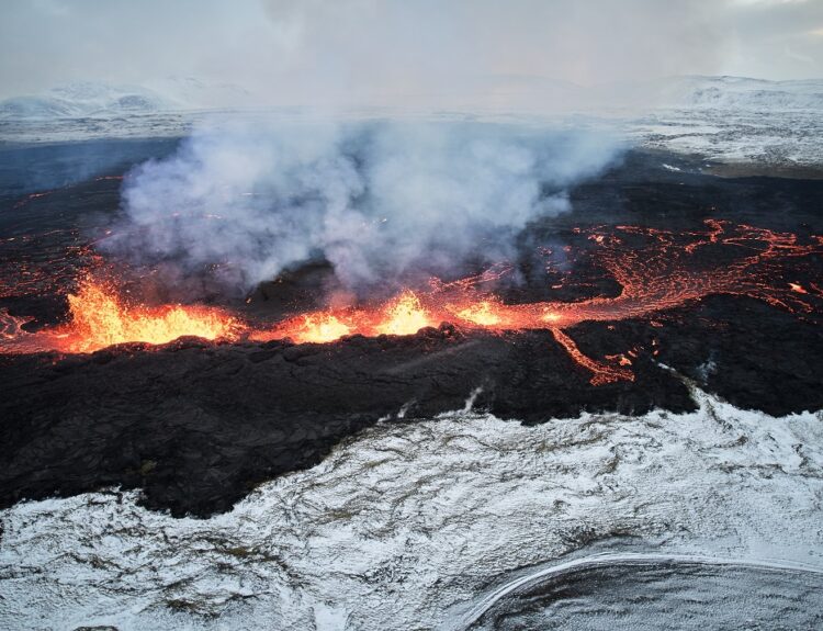 Ηφαίστειο στην Ισλανδία © EPA/ANTON BRINK