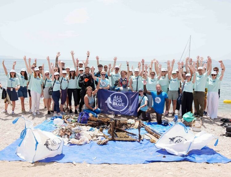 Εθελοντική δράση για τον καθαρισμό της παραλίας «ΕΔΕΜ», στο Παλαιό Φάληρο στην Αθήνα © Enaon