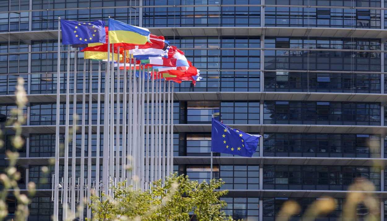 Ευρωπαϊκές σημαίες κυματίζουν μπροστά από το Ευρωπαϊκό Κοινοβούλιο στο Στρασβούργο © JULIEN WARNAND