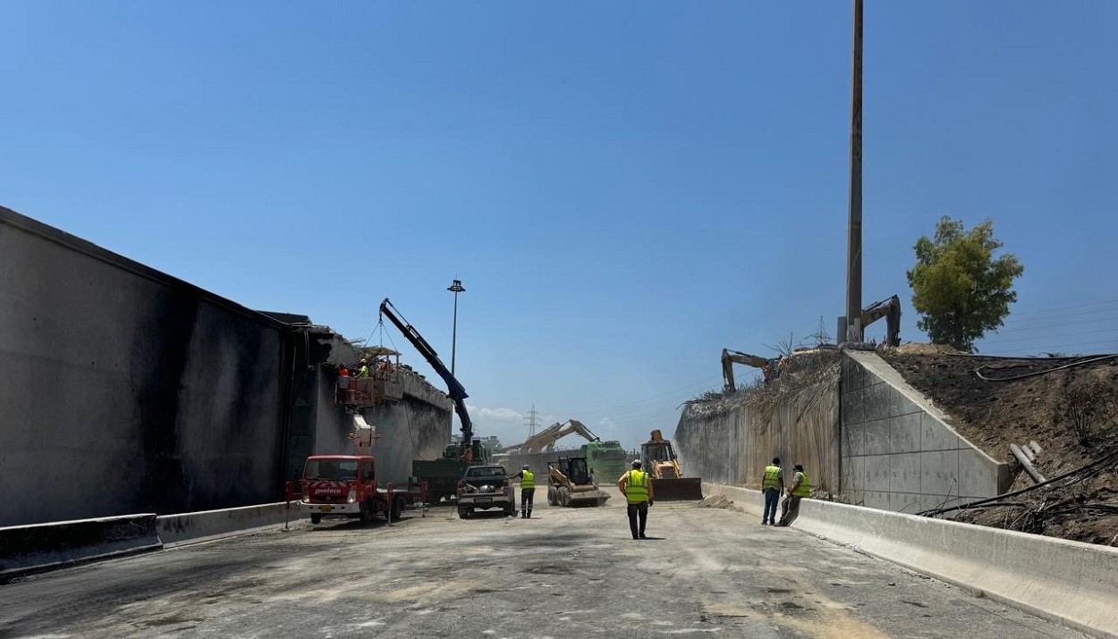 Κατεδάφιση γέφυρας στην Εθνική Οδό Αθηνών-Κορίνθου © ΑΠΕ