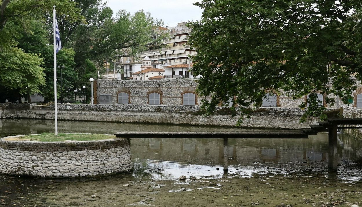 Το πάρκο της Αγίας Βαρβάρας στη Δράμα με ελάχιστο νερό © ΑΠΕ-ΜΠΕ/ΠΑΥΛΟΣ ΣΙΔΗΡΟΠΟΥΛΟΣ