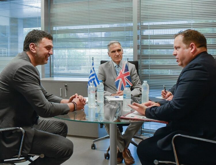 Με τον Βρετανό υφυπουργό Εξωτερικών αρμόδιο για θέματα Ευρώπης, Στίβεν Ντόιτι συναντήθηκε ο υπουργός Κλιματικής Κρίσης και Πολιτικής Προστασίας, Βασίλης Κικίλιας © X/ Vassilis Kikilias