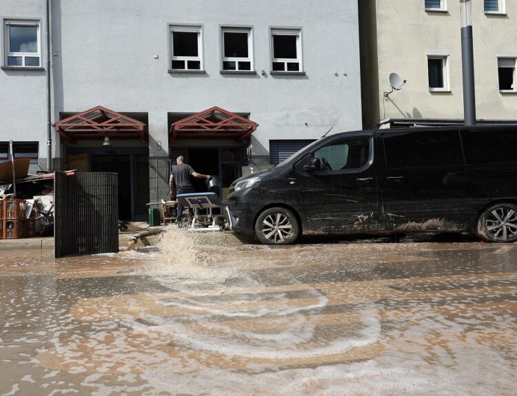 Πλημμύρες στη Γερμανία © EPA/RONALD WITTEK