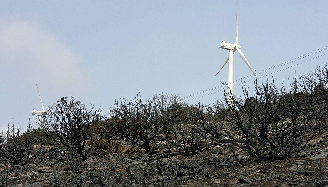 Ανεμογεννήτρια σε πυρκαγιά ©ΑΠΕ ΜΠΕ/ΑΠΕ ΜΠΕ/ΠΑΝΤΕΛΗΣ ΣΑΪΤΑΣ