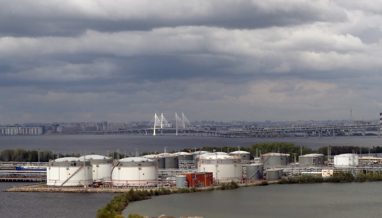 Η εταιρεία «Oil Terminal» στην Αγία Πετρούπολη της Ρωσίας © EPA/ANATOLY MALTSEV