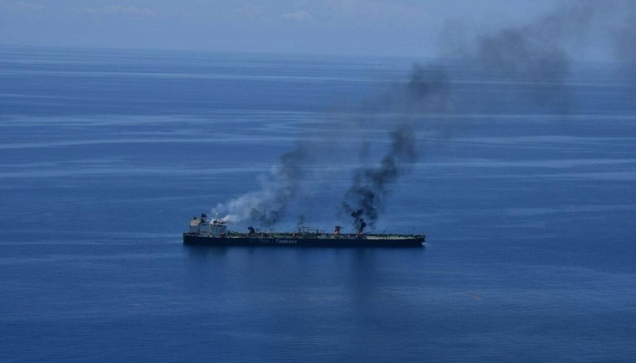 Φλέγεται το πετρελαιοφόρο Sounion στην Ερυθρά Θάλασσα, το οποίο χτυπήθηκε από τους Χούθι © Eurokinissi