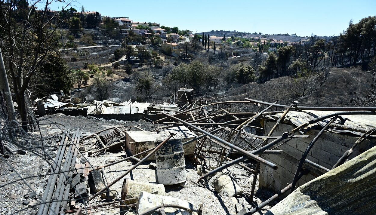 Ό,τι απέμεινε από σπίτι στον Βαρνάβα Αττικής μετά τη φωτιά © EUROKINISSI/ΜΙΧΑΛΗΣ ΚΑΡΑΓΙΑΝΝΗΣ