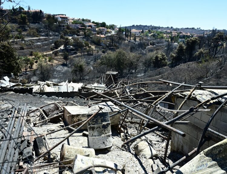 Ό,τι απέμεινε από σπίτι στον Βαρνάβα Αττικής μετά τη φωτιά © EUROKINISSI/ΜΙΧΑΛΗΣ ΚΑΡΑΓΙΑΝΝΗΣ