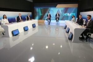 Οι υποψήφιοι για την προεδρία του ΠΑΣΟΚ (Debate) Νάντια Γιαννακοπούλου, Παύλος Γερουλάνος, Νίκος Ανδρουλάκης, Άννα Διαμαντοπούλου, Χάρης Δούκας, Μιχάλης Κατρίνης και οι δημοσιογράφοι Απόστολος Μαγγηριάδης και Γιώργος Κουβαράς © ΑΠΕ-ΜΠΕ / ΑΛΕΞΑΝΔΡΟΣ ΜΠΕΛΤΕΣ