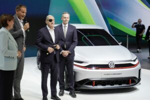 Ο CEO της Volkswagen (VW) Όλιβερ Μπλούμε μαζί με τον Γερμανό καγκελάριο Όλαφ Σολτς στη Διεθνή Έκθεση Αυτοκινήτου (IAA) στο Μόναχο τον Σεπτεμβρίο του 2023 © EPA/RONALD WITTEK