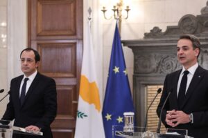 Συνάντηση Νίκου Χριστοδουλίδη και Κυριάκου Μητσοτάκη © EPA/GEORGE VITSARAS