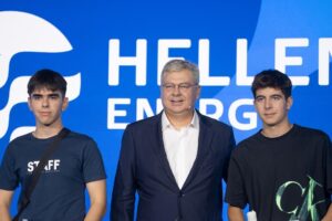 Ο Διευθύνων Σύμβουλος της HELLENiQ ENERGY κ. Ανδρέας Σιάμισιης βραβεύει αριστούχους απόφοιτους Λυκείων της Λάρισας © Helleniq Energy