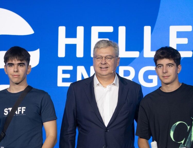 Ο Διευθύνων Σύμβουλος της HELLENiQ ENERGY κ. Ανδρέας Σιάμισιης βραβεύει αριστούχους απόφοιτους Λυκείων της Λάρισας © Helleniq Energy