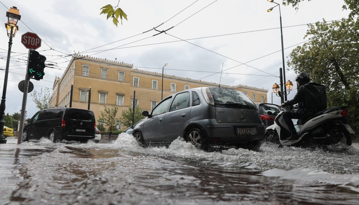 ΒΡΟΧΕΣ ΣΤΟ ΚΕΝΤΡΟ ΤΗΣ ΑΘΗΝΑΣ. ΠΡΟΒΛΗΜΑΤΑ ΣΤΗΝ ΚΥΚΛΟΦΟΡΙΑ