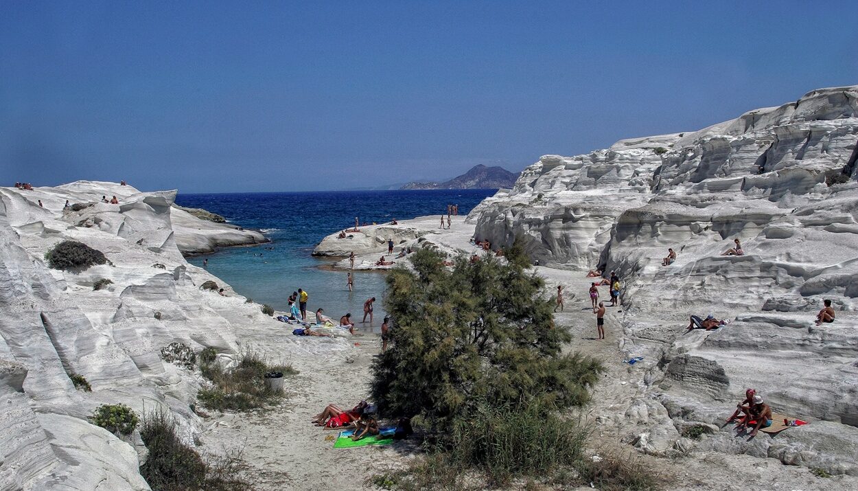 Παραλία στο νησί της Μήλου © intime